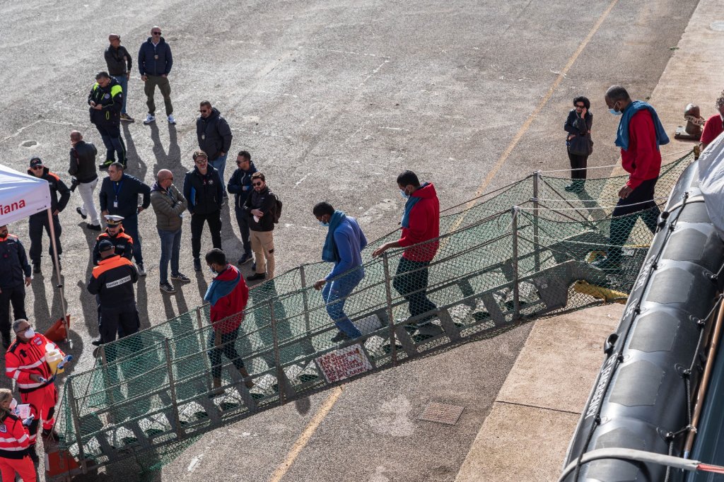 Migrants disembark in the port of Brindisi from Emergency rescue boat Life Support. They left from Libya and were picked up in the Mediterranean by the crew of Life Support | Photo: Emergency Press release