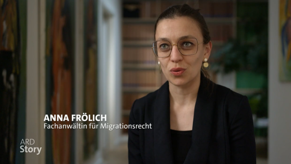 Migration lawyer Anna Frölich believed the authorities could have informed her and her clients sooner that the route they were applying for would not be possible | Source: Screenshot ARD documentary