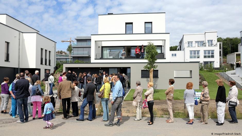 Prospective tenants queue outside a property for rent. Germany's tight housing market exacerbates discrimination | Photo: Imago/Friedrich Stark