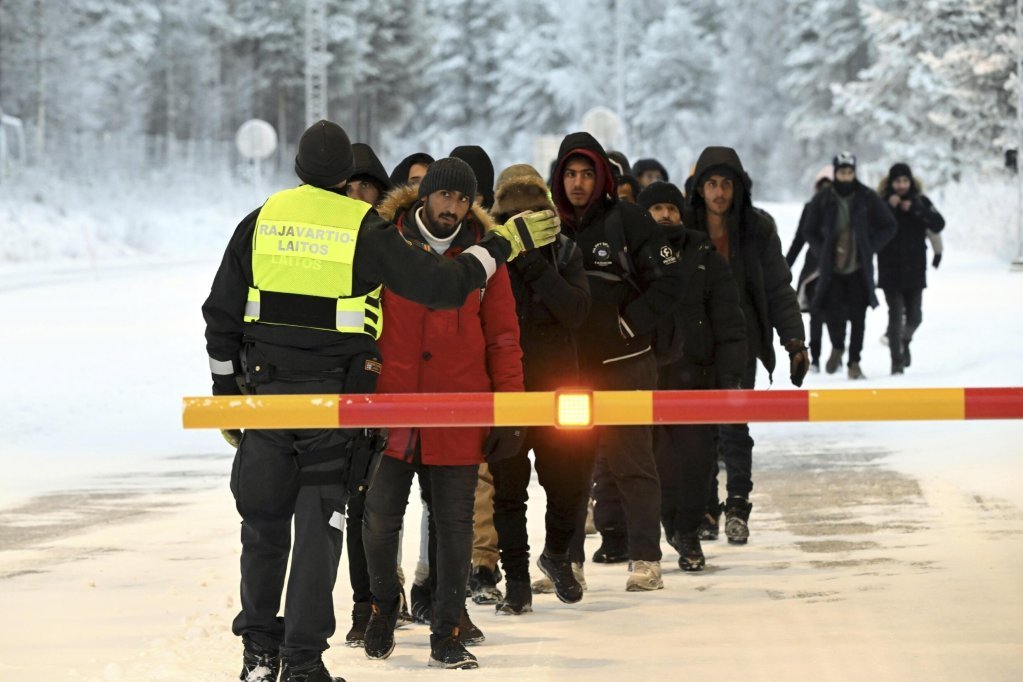 File photo: A Finnish customs officer stops migrants at a border crossing post from Russia in November 2023 | Photo : Jussi Nukari/AP