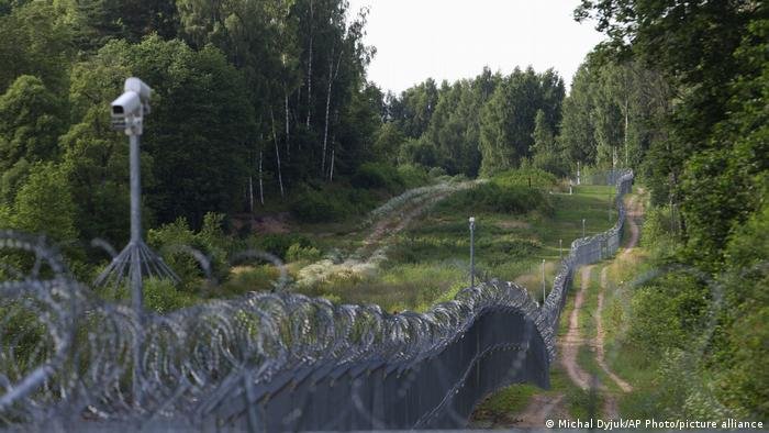 From file: Poland is now also building a 200-kilometer fence along its border with the Russian enclave of Kaliningrad, following Lithuania's lead | Photo: Michal Dyjuk/picture-alliance