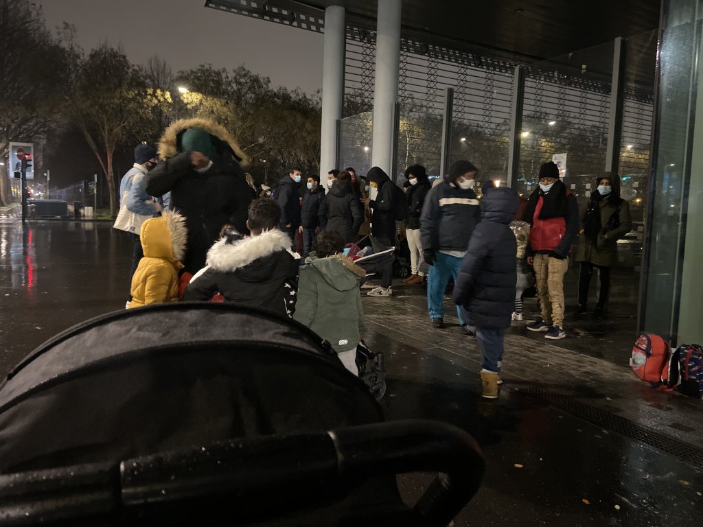 Ce soir-là, Utopia 56 va essayer de trouver un toit pour une trentaine de personnes dont de nombreux enfants en bas âge et quelques mineurs isolés. Crédit : InfoMigrants