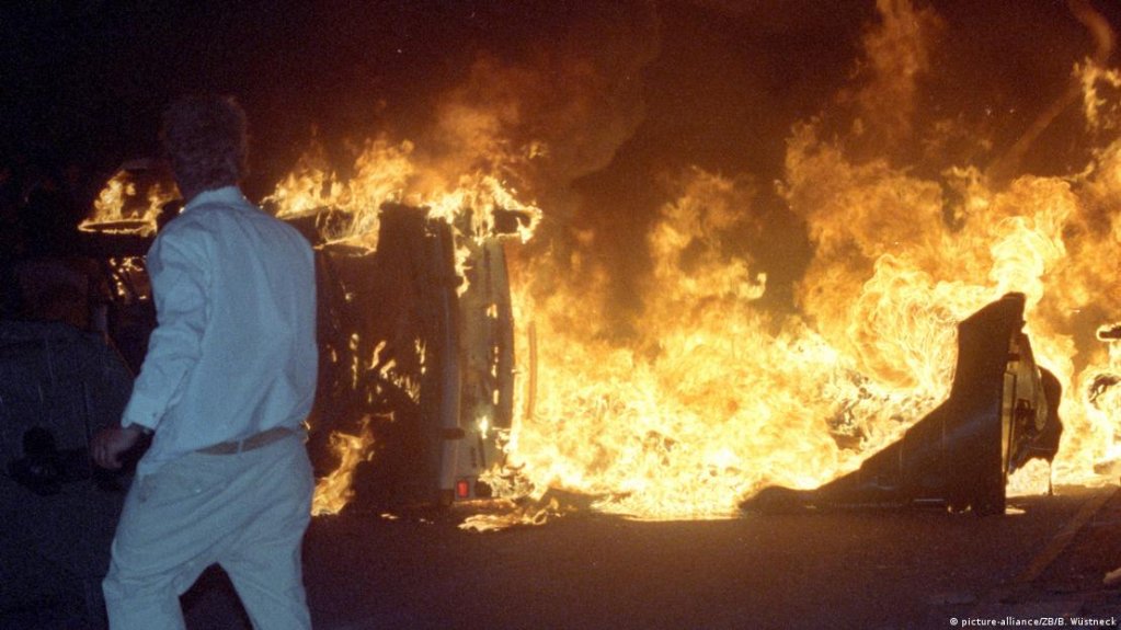 From file: The early 1990s saw violence in both eastern and western Germany with racist arson attacks on asylum-seekers or migrants' hostels | Photo: picture-alliance/ZB/B. Wüstneck