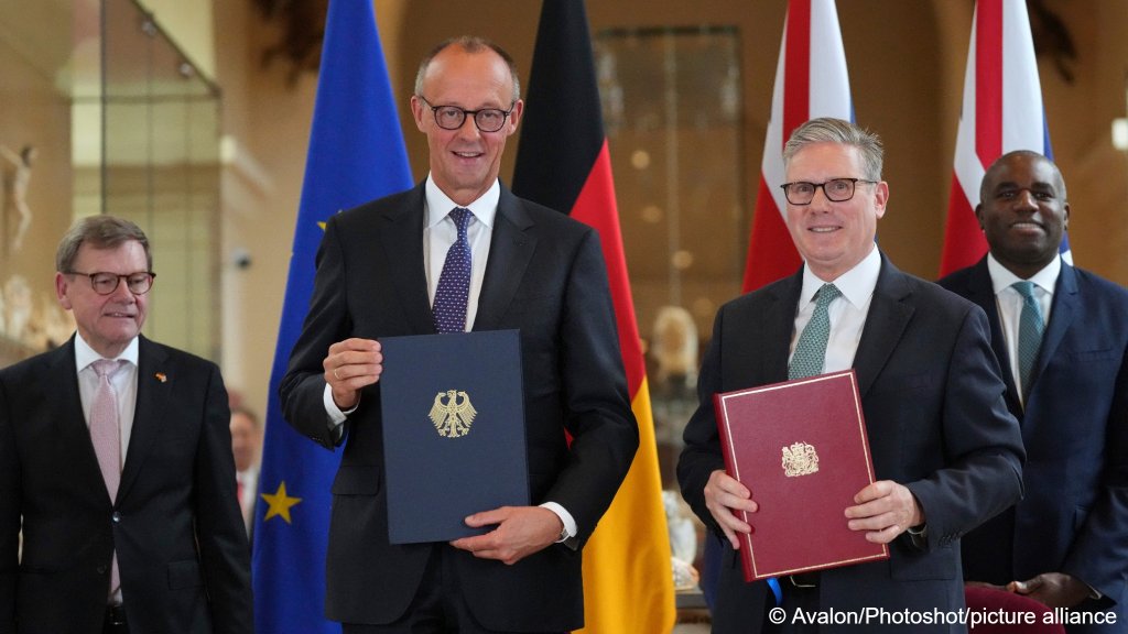 UK Prime Minister Keir Starmer, right, and German Chancellor Friedrich Merz, left, with Germany's Minister for Foreign Affairs Johann Wadephul, behind left, and Britain's Foreign Secretary David Lammy, behind right, during the signing ceremony of a bilateral cooperation treaty in London, July 17, 2025 | Photo: picture-alliance
