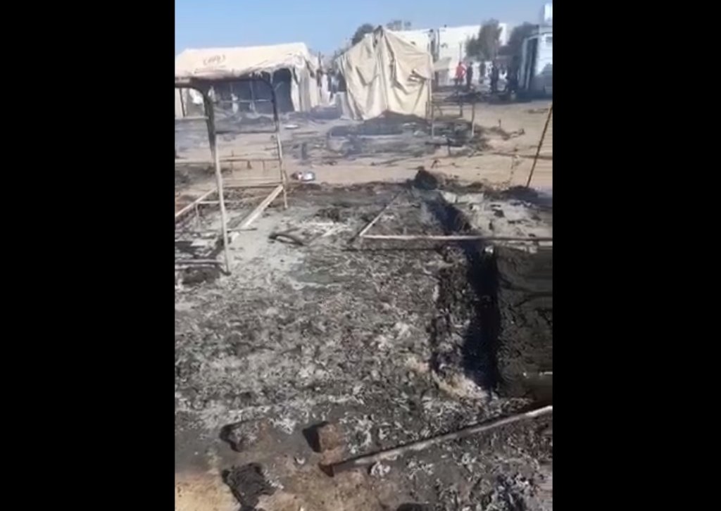 Des emplacements calcinés dans le centre de Pournara, à Chypre, après un incendie survenu vendredi 28 octobre 2022. Crédit : capture d'écran / DR