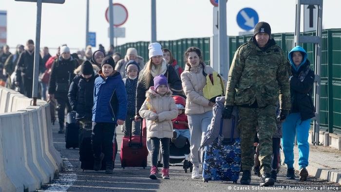 نازحون من أوكرانيا أغلبهم من النساء والأطفال عند وصولهم إلى الحدود البولندية