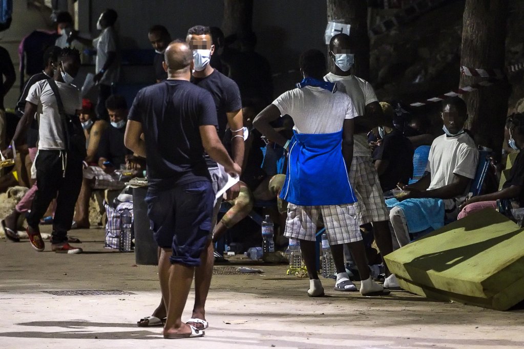 From file: Migrants who landed on the island of Lampedusa arriving in the hotspot of the Italian island, many are reduced to sleeping outside or on the ground when the reception center becomes crowded | Photo: Angelo Carconi/ANSA