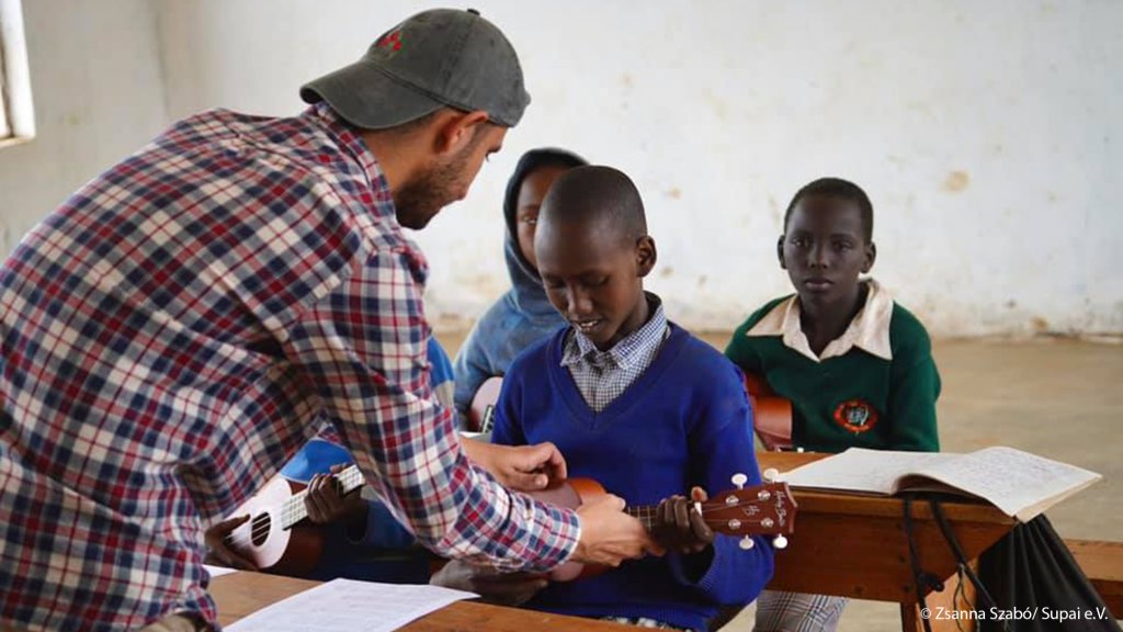 زردشت أثناء حصة الموسيقى يعلم أحد طلابه العزف على آلة "Ukulele“