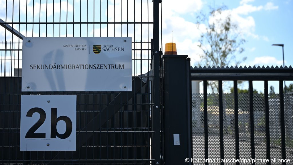 A sign reading 'secondary migration center' seen on a fence in Dresden on July 8 | Photo: Katharina Kausche/picture-alliance
