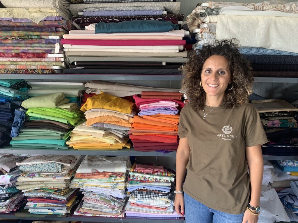 Letizia Blandino, responsable de l'atelier de couture chez Proxima, a fait découvrir le projet à InfoMigrants. Crédit : Emma Wallis / InfoMigrants
