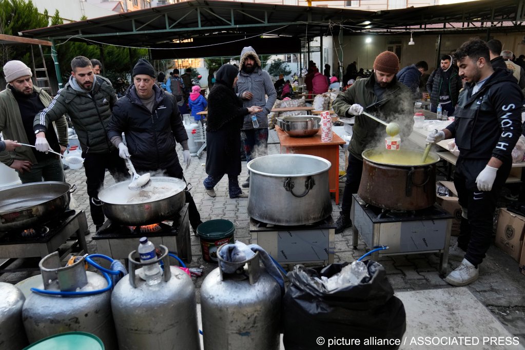 Volunteers cook for Syrians at a shelter in Antakya, southeastern Turkey, Friday, February 10, 2023 | Photo: picture alliance / ASSOCIATED PRESS | Hussein Malla