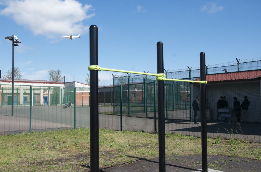 La cour du centre rétention du Mesnil Amelot, à proximité de l'aéroport de Roissy Charles-De-Gaulle en mai 2019. Crédit : InfoMigrants / Maëva Poulet