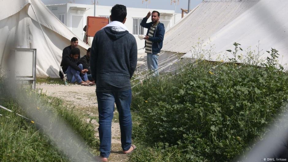 غالبًا ما يتم احتجاز النازحين الذين يصلون إلى الشاطئ في مركز استقبال بورنارا | الصورة: DW / L.Iiritsas