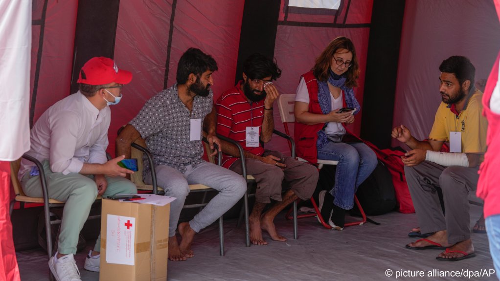 Survivors of the shipwreck speak to volunteers with the Red Cross in Kalamata port | Photo:Thanassis Stavrakis / picture alliance / dpa / AP