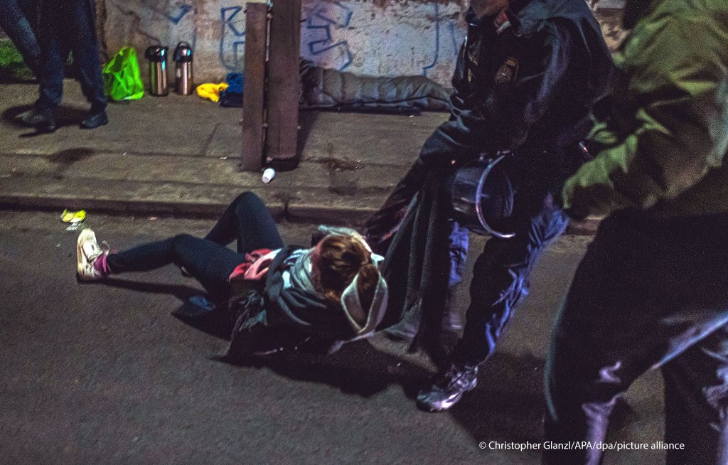 Police dragging a protestor at the demonstration against the deportation of three girls from Vienna | Photo: Christopher Glanzl/APA/picture alliance