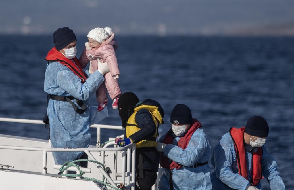(عکس: آرشیف)، ماموران گارد ساحلی ترکیه مهاجرانی را سوار می‌کنند که می گویند توسط یونان به عقب رانده شده اند
عکس: Erdem Sahin/EPA ‌