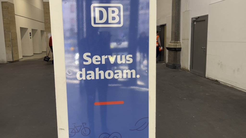 A sign in Bavarian dialect reading "Welcome home" | Photo: Natasha Mellersh / InfoMigrants