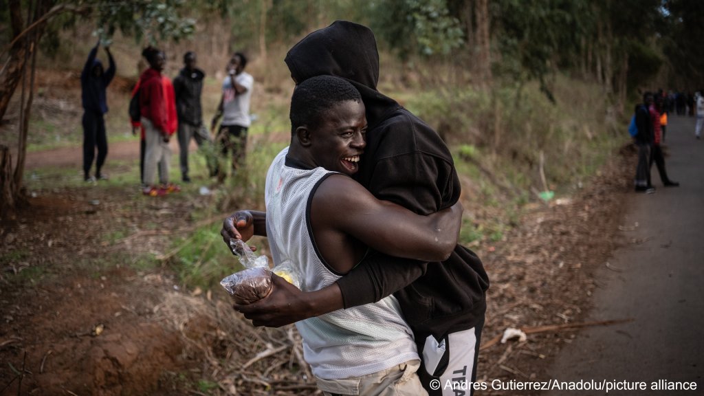 Migrantes subsaharianos se besan frente al campamento de Las Raices en Tenerife, Islas Canarias, España, 4 de noviembre de 2023 |  Foto de : Picture Alliance