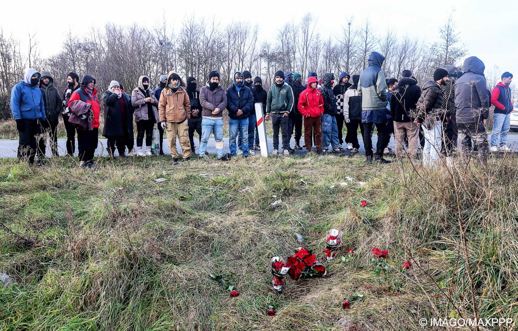 Migrants gathered for a vigil on Sunday evening, placing red roses at the place where the two Iranian Kurds were shot dead | Photo: Sebastian Jarry / IMAGO