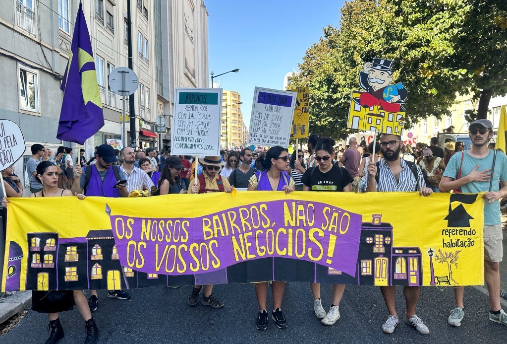 Photo d'archive : Des personnes manifestent contre l'augmentation des loyers et des prix de l'immobilier à Lisbonne, au Portugal, le 30 septembre 2023 | Photo : Miguel Pereira / Reuters