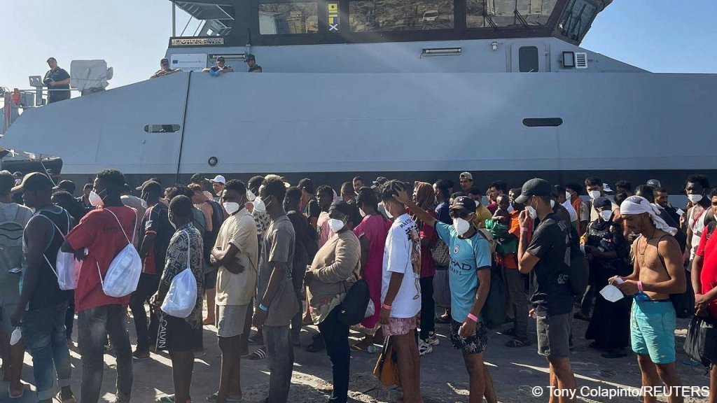 Newly arrived migrants wait in the port in the Sicilian island of Lampedusa, Italy, August 27, 2023 | Photo. Reuters/Tony Colapinto