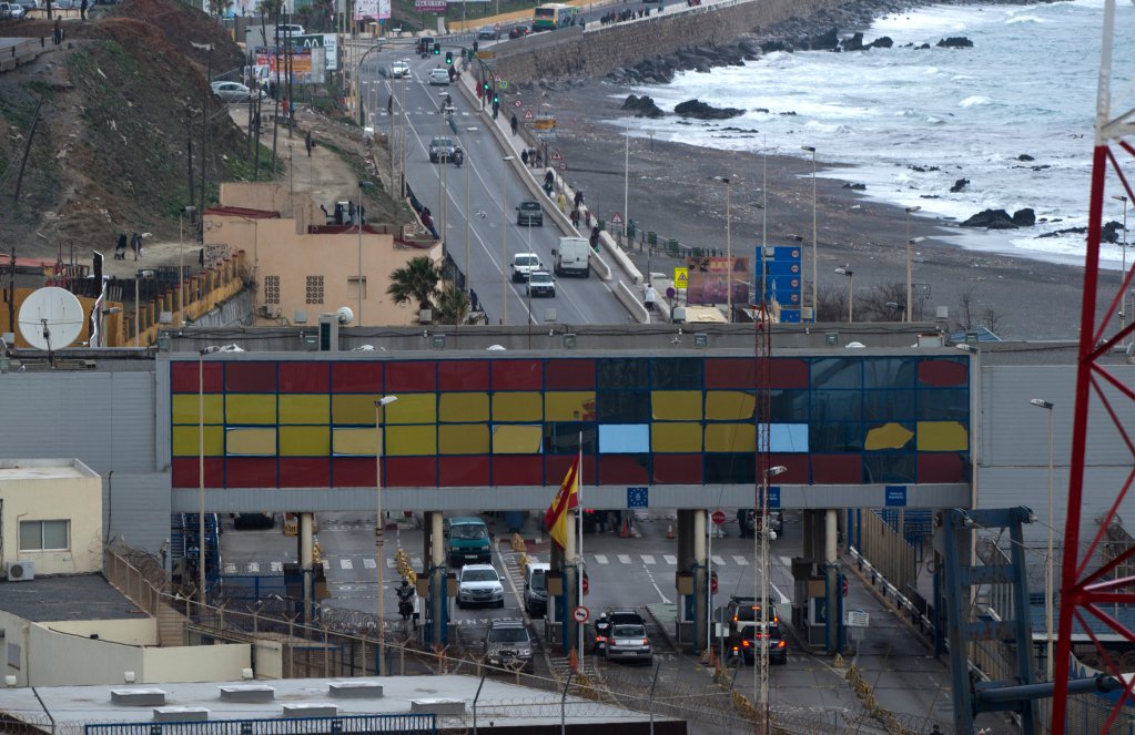 A general view of the border between the Moroccan town of Fnideq and the small Spanish enclave of Ceuta | Photo: Fadel Senna / AFP