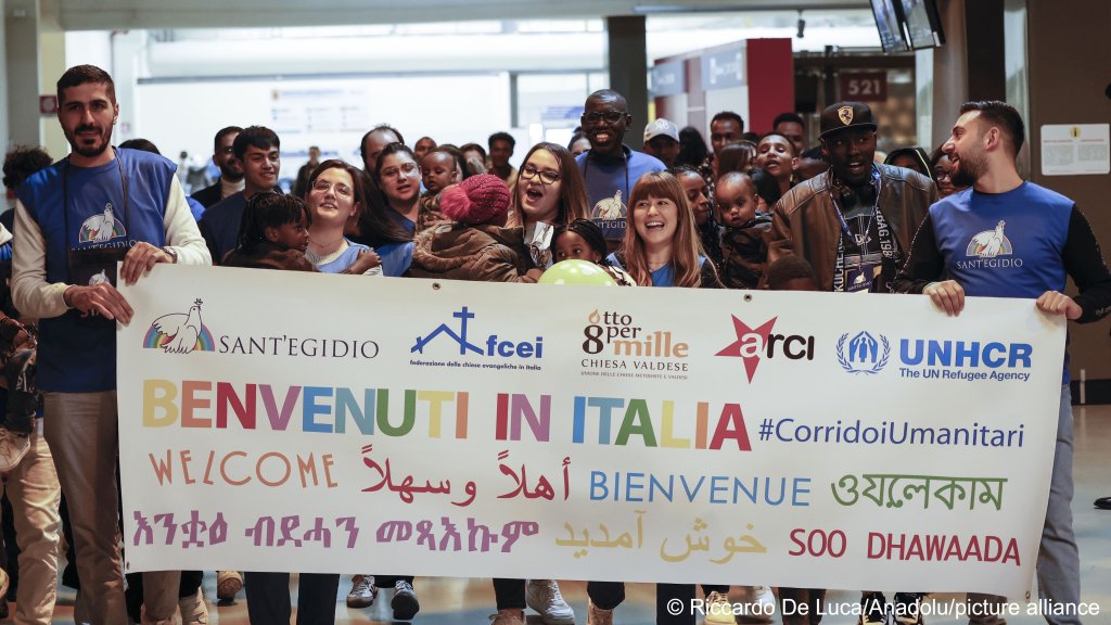Many came to welcome the refugees to Italy. | Photo: Riccardo De Luca/Anadolu/picture alliance