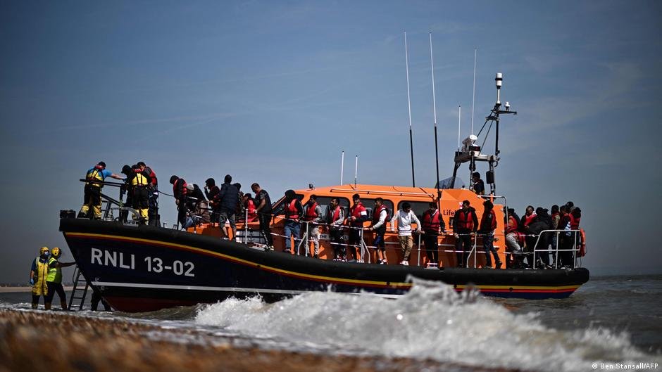 The UK Defense Ministry has noted a substantial increase in the amount of people crossing the English Channel | Photo: Ben Stansall/AFP via DW