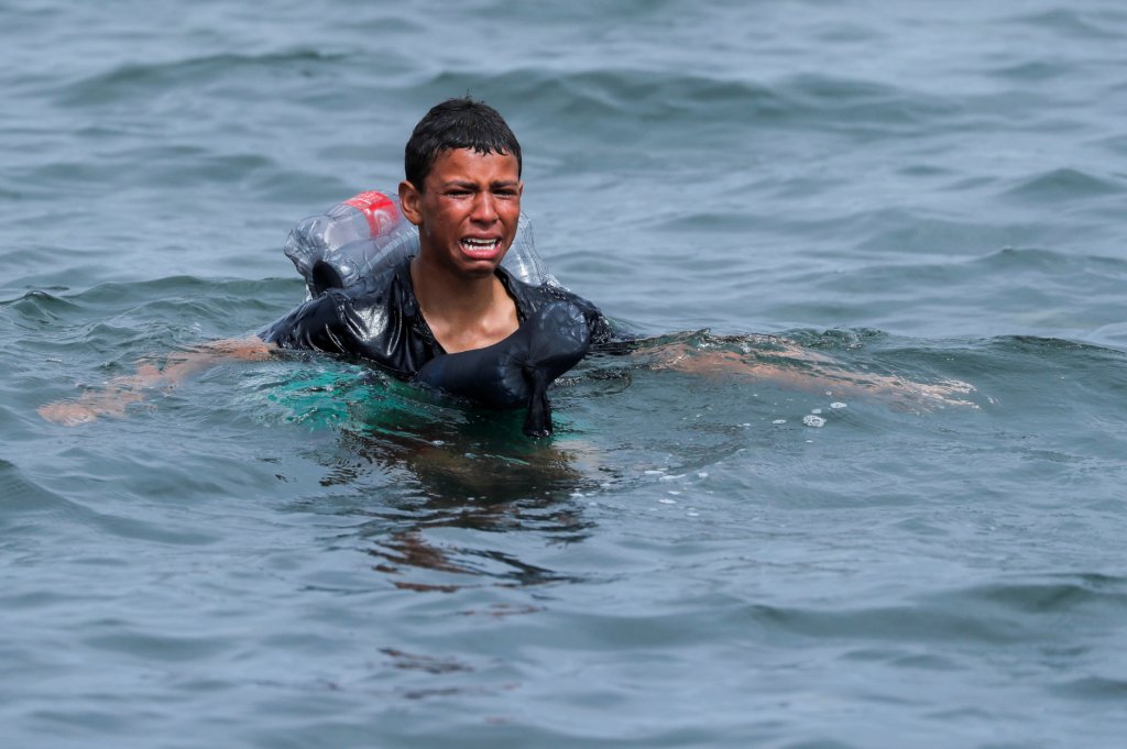 Un jeune Marocain en pleurs, équipé de bouteilles en plastique en guise de flotteurs, débarque à Ceuta (archives). Crédit : Reuters