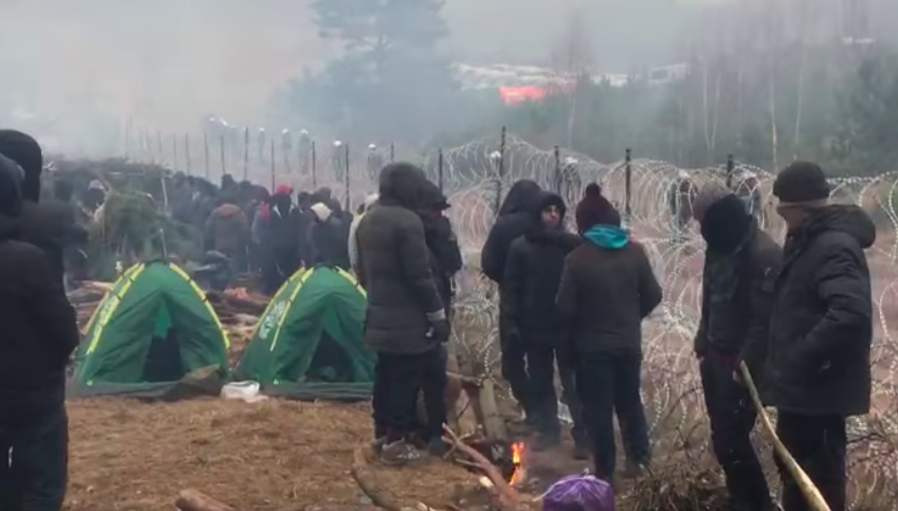 لقطة شاشة لمهاجرين على الحدود من موقع فيسبوك