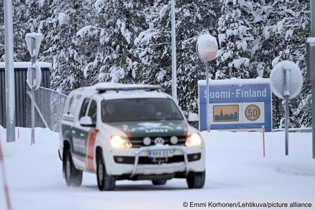 A Finnish border guard vehicle is seen at the Raja-Jooseppi international border crossing station in northern Finland on November 28, 2023 | Photo: Emmi Korhonen/Lehtikuva/AP