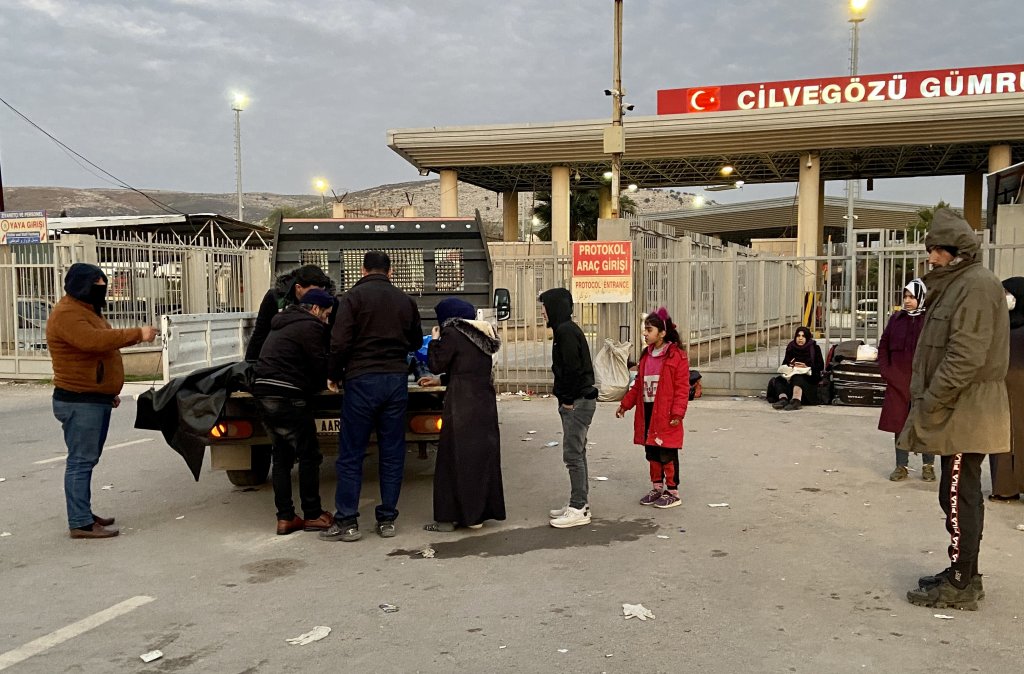 در ایستگاه مرزی باب الحوا: یک خانواده سوری با در حال وداع با قربانیانی که به سوریه انتقال داده می‌شوند. عکس از مهاجر نیوز