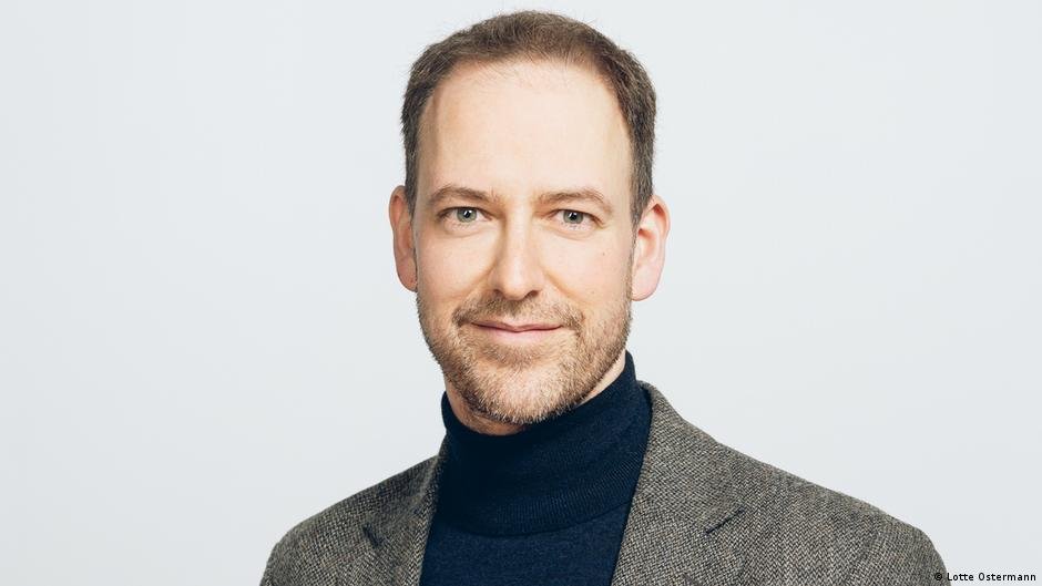 Florian Wichelmann set up everybedhelps.com | Photo: Lotte Ostermann