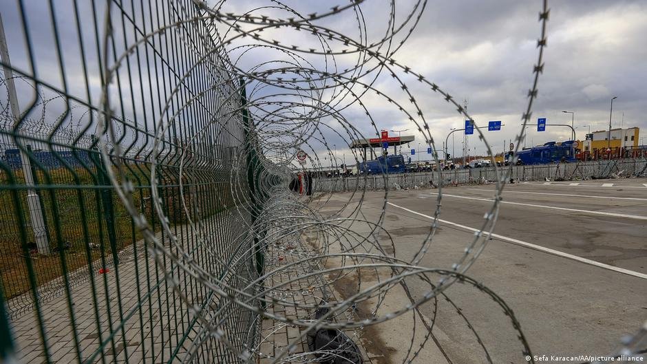 A permanent barrier will replace the razor wire along the Poland-Belarus border | Photo: Sefa Karacan/AA/picture-alliance