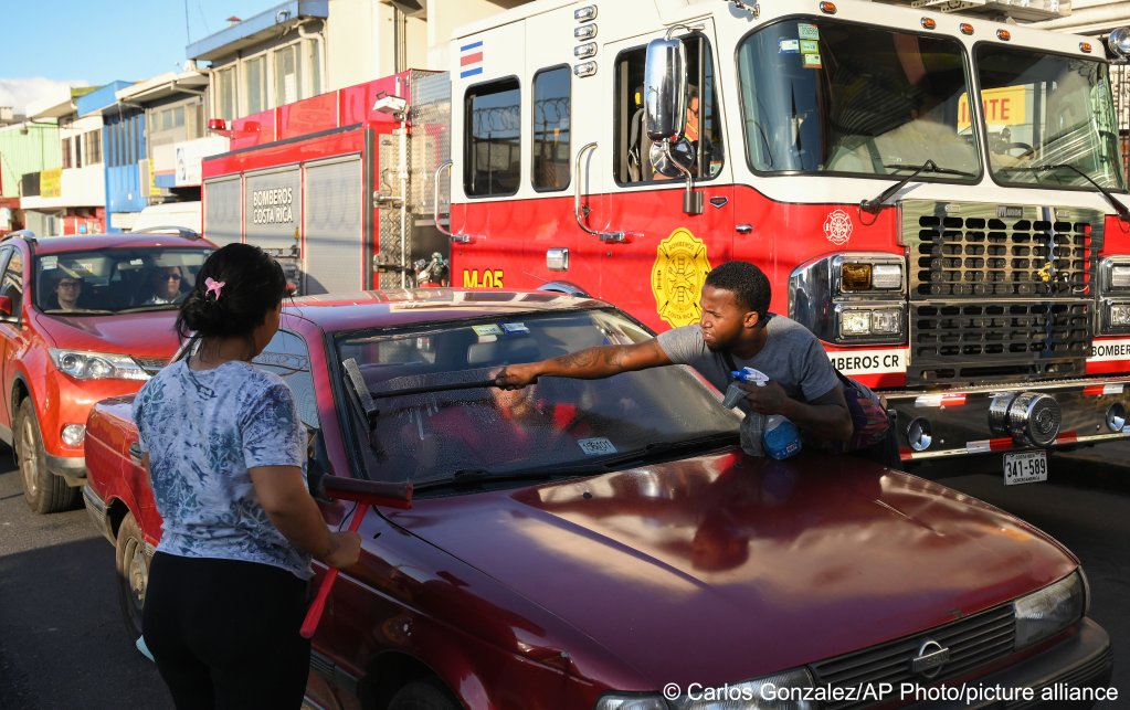 From file: Costa Rica used to have a relatively generous policy towards migrants but in 2022, it was reported that its system was 'overwhelmed,' forcing many, like these Venezuelan migrants, to seek work on the street |Photo: CarlosGonzalez / AP Photo / picture-alliance