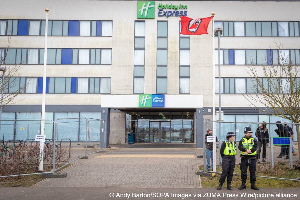 File photo: An Antifa flag is raised outside the Holiday Inn hotel housing asylum seekers in Rotherham, UK on February 18, 2023. An anti-immigration protest was organized outside the hotel housing asylum seekers waiting for claims to be processed. A counter-protest was also staged by Stand Up To Racism | Photo: Andy Barton / SOPA Images via ZUMA Press Wire / picture alliance
