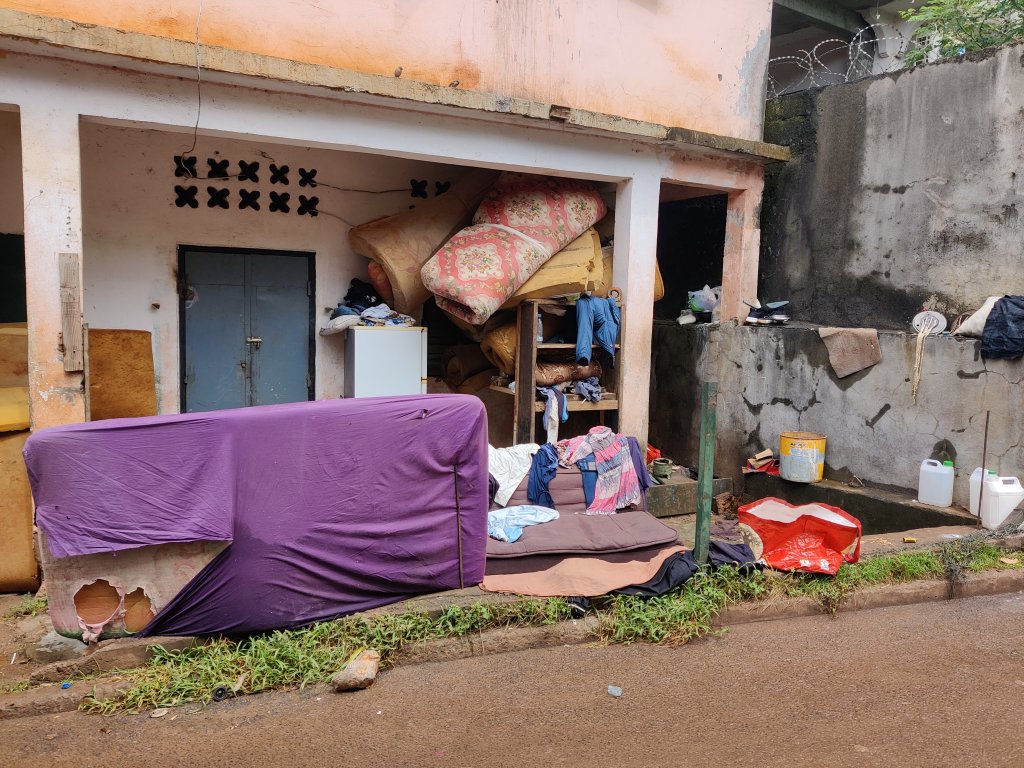 C'est ici que vit Rodrigues avec sa femme, à Mamoudzou, près des locaux de Solidarité Mayotte. Crédit : Romain Philips / Infomigrants