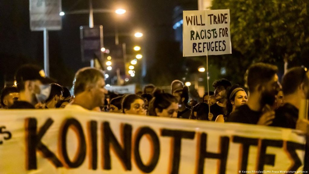 People held up signs protesting racism in Cyprus during a demonstration on the evening after the attacks | Photo: Kostas Pikoulas / ZUMA Press Wire / picture-alliance