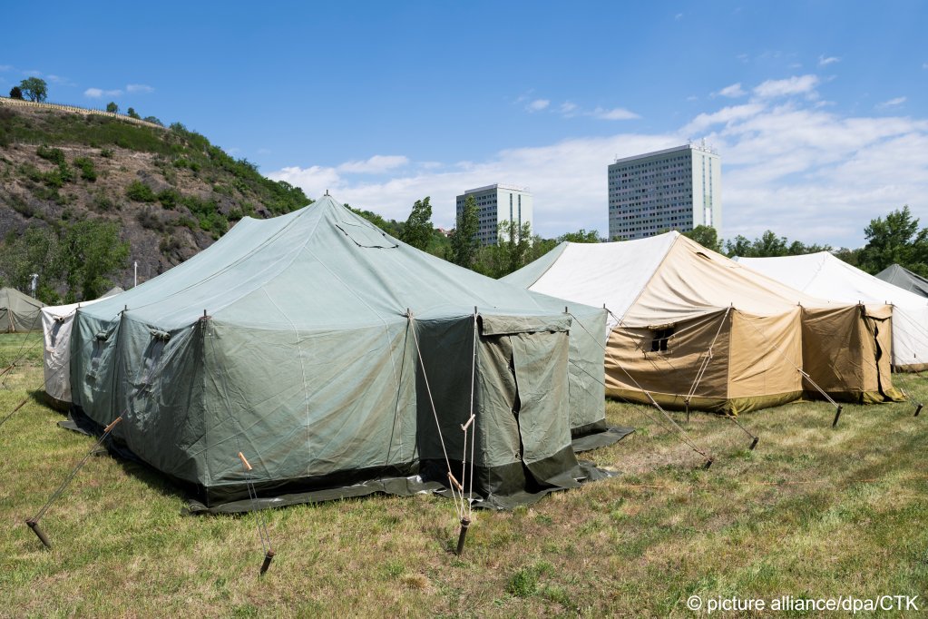 People staying in temporary shelters like this facility in the Prague-Troja district risk losing access to financial benefits under proposed changes to Czech law | Photo: picture-alliance/Ondrej Deml