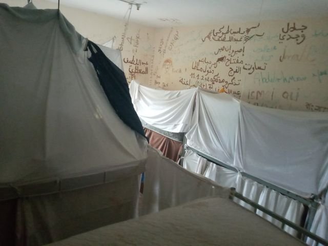 صورة مأخوذة من داخل ثكنة سافي في مالطا حيث يحتجز المهاجرون | الصورة: خاصة