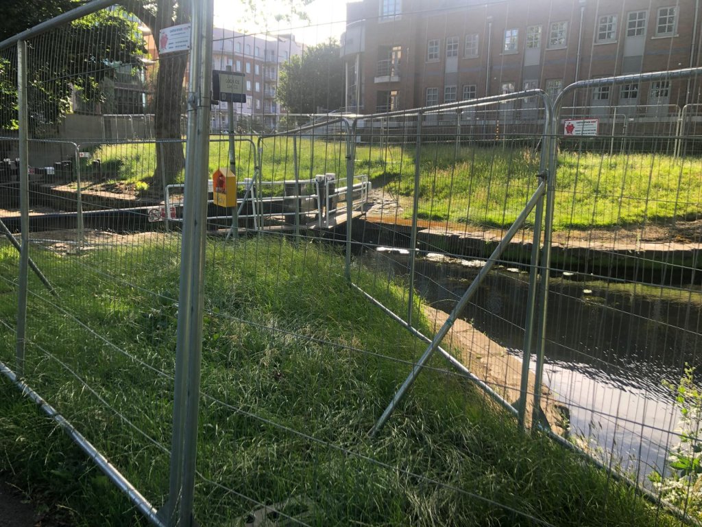 Barriers set up along the canal to make it impossible for migrants to resettle there. Dublin, July 3, 2024 | Photo: InfoMigrants