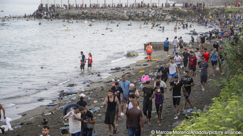 Many of the migrants, including children, swam to reach Ceuta | Photo: Marcos Moreno / Anadolu / picture alliance