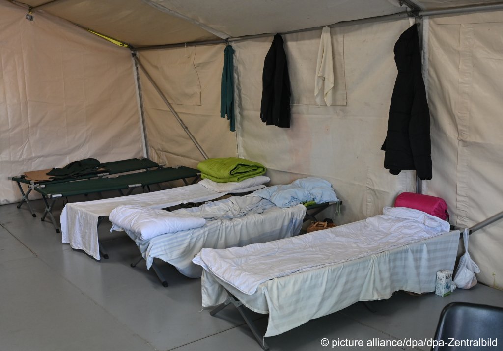 Camping beds in a first reception facility for asylum seekers (ZABH) in Brandenburg, October 6, 2021 | Photo: picture alliance/dpa//Patrick Pleul