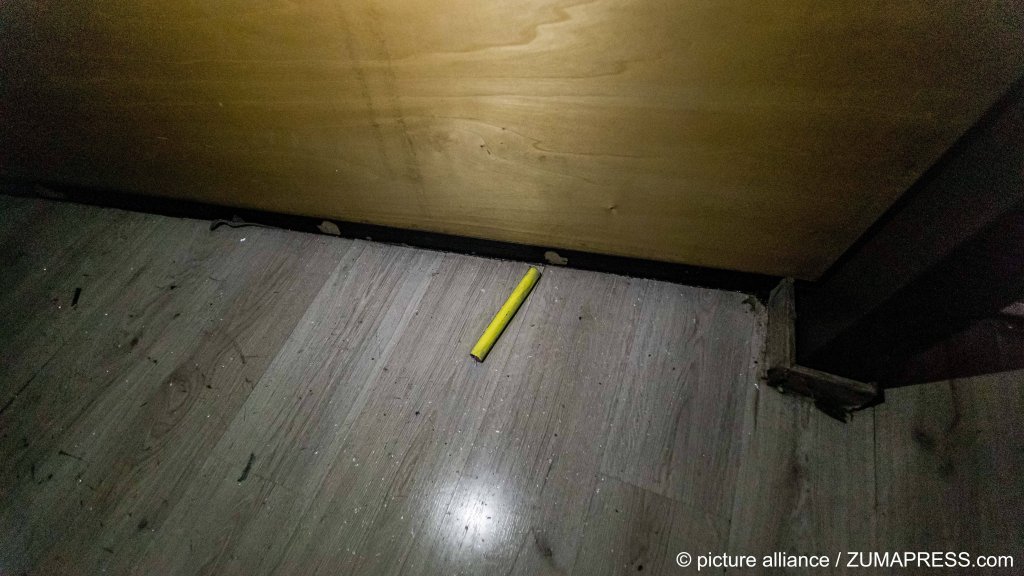 A flare on the floor of a hair salon. Anti-migrant mobs tried to set the store on fire because it is owned by a migrant. Police used tear gas and flash bombs and protesters threw molotov cocktails during the protests im Limassol, Cyprus | Photo: picture alliance / Kostas Pikoulas/ZUMA Press Wire