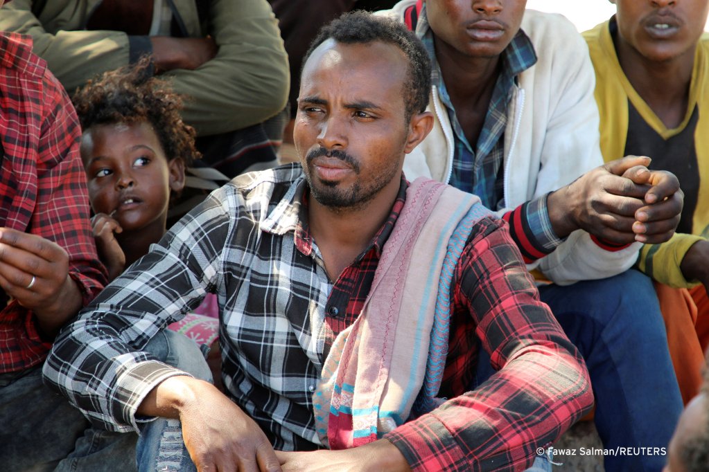 Ethiopian migrants gather to protest their treatment in the war-torn country during a sit-in outside a compound of United Nations organizations in the southern port city of Aden, Yemen  |Photo: Fawaz Salman / REUTERS