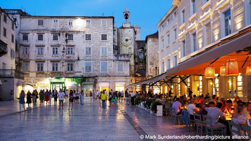 File photo: Surveys have shown that there is rising hostility towards migrant workers in Croatia, despite them being needed as the population declines | Photo: Mark Sunderland / robertharding / picture alliance