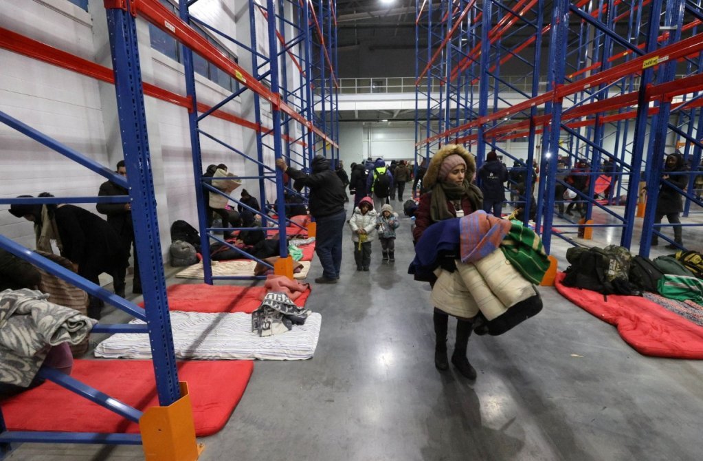Les autorités biélorusses ont mis à disposition un entrepôt logistique pour abriter des migrants bloqués à la frontière. Crédit : Reuters