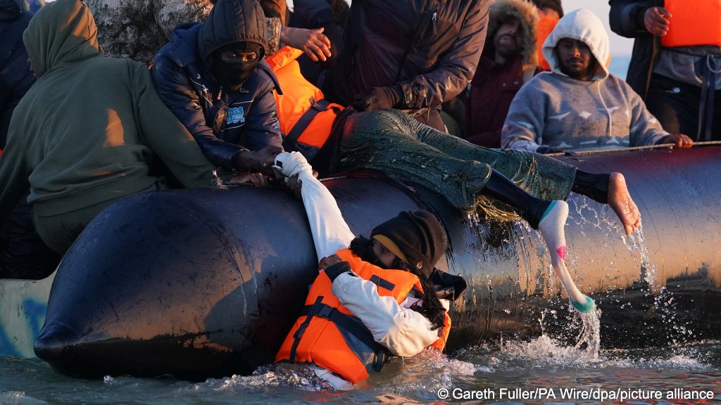 Trying to haul yourself on board a slippery and often overcrowded boat from relatively deep water, while fully dressed is difficult for even the fittest, strongest person |Photo: Gareth Fuller / dpa / picture alliance