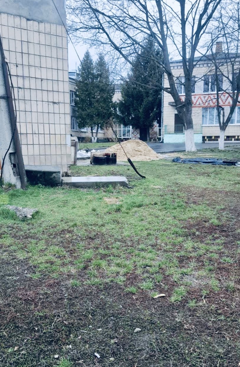 صورة حصلت عليها أولكسندرا من جارها في أوكرانيا، بجانب مدرسة ابنها حيث دفنت جثث من قتلوا خلال الهجوم الروسي على البلاد. الصورة: خاصة