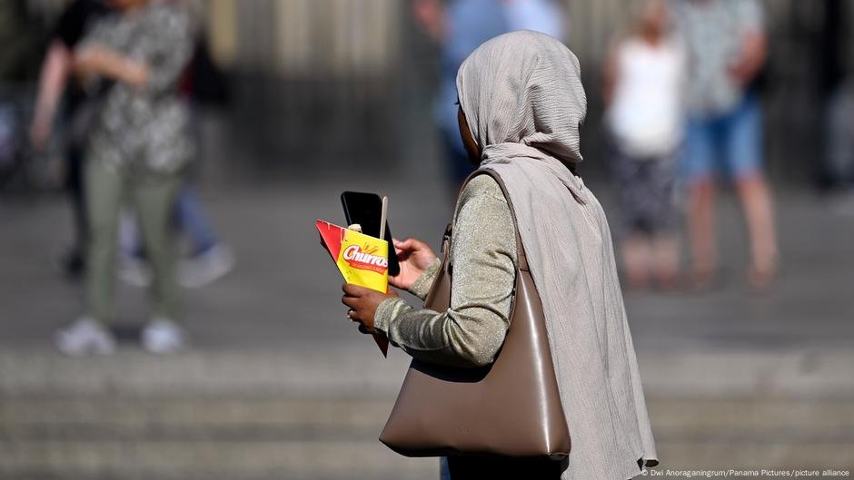 In Germany, Black women with headscarves report being insulted, spat at and attacked | Photo: Dwi Anoraganingrum/Panama Pictures/picture alliance